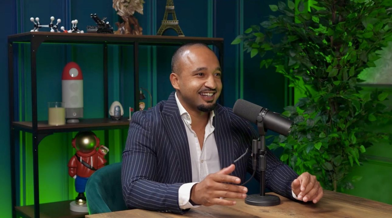 Idris Dad on a podcast set